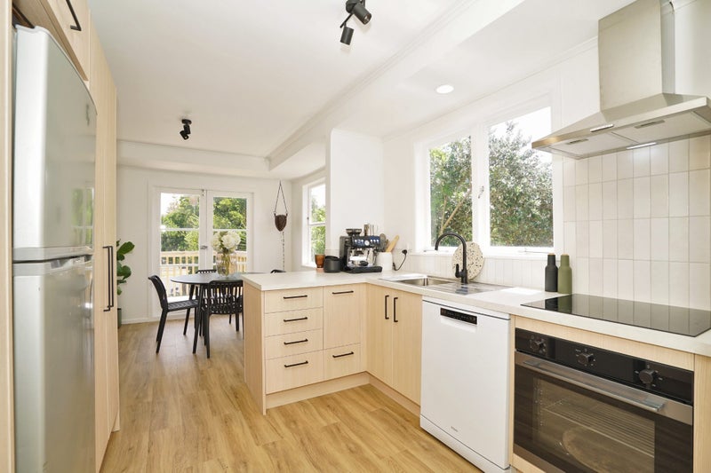 32 Resthill Crescent, Glenview, Hamilton - Carousel 1