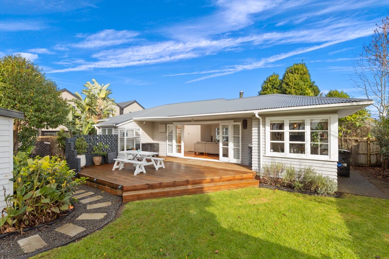 1A Rixon Place, Te Atatu Peninsula, Auckland - Carousel 2
