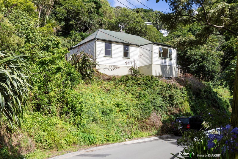 8 Mount Pleasant Road, Aro Valley, Wellington - Carousel 1