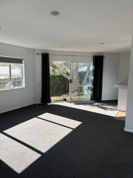 32A Totaravale Drive, Totara Vale, Auckland - Carousel 1