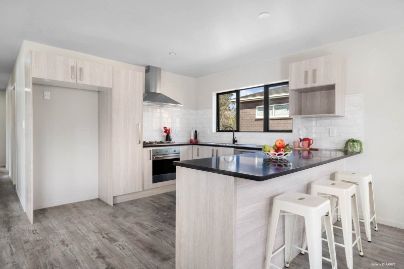 5 Younger Lane, Massey, Auckland - Carousel 1