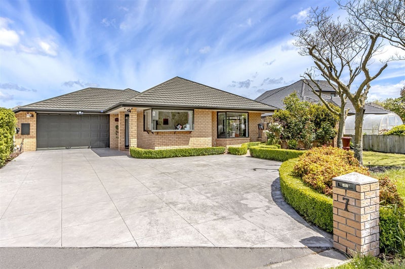 7 Bezar Green, Aidanfield, Christchurch - Carousel 1