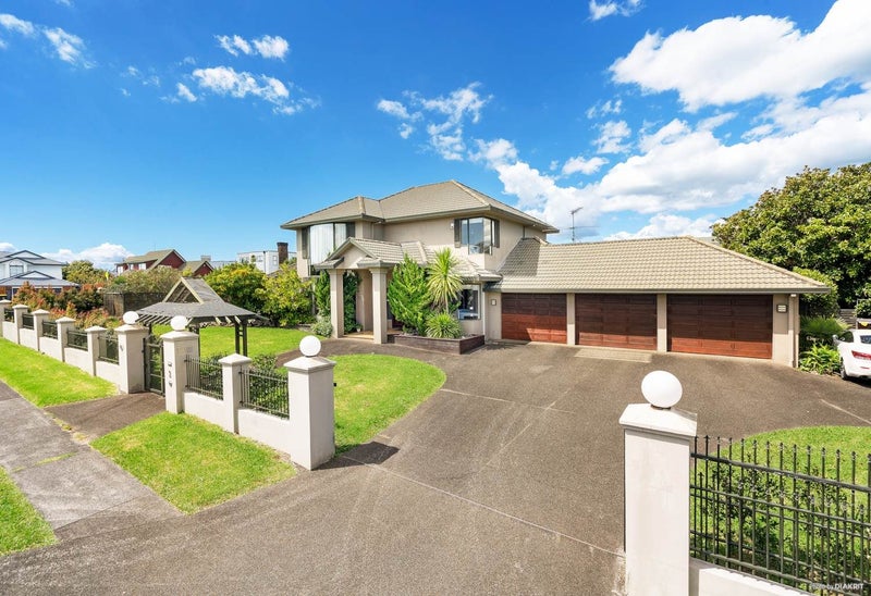 2 The Mews, Shamrock Park, Auckland - Carousel 1