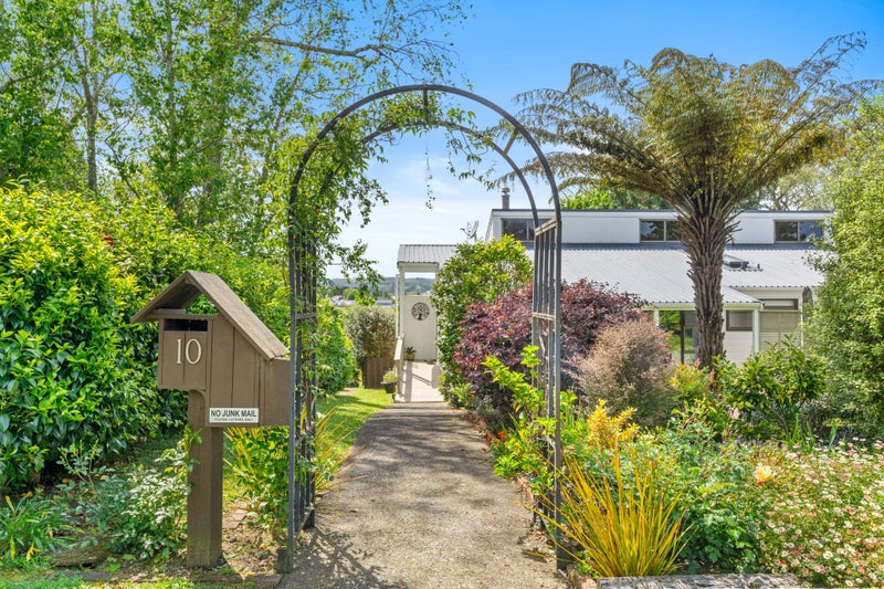 10 Alderton Place, Opaheke, Papakura - Carousel 1