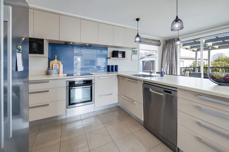 32 Fraser Crescent, Elderslea, Upper Hutt - Carousel 1