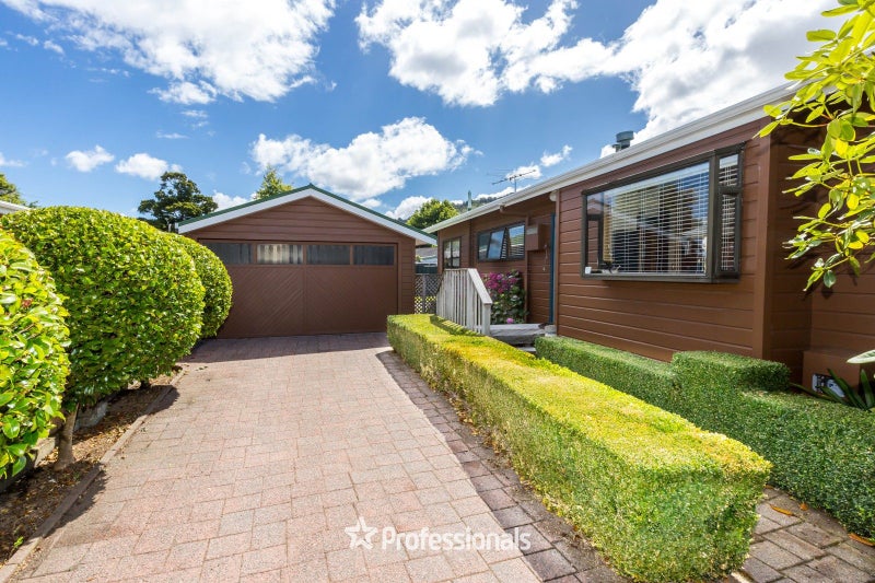 10 Laredo Grove, Totara Park, Upper Hutt - Carousel 1