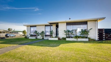 4 Lyttelton Crescent, Tamatea, Napier - Carousel 1