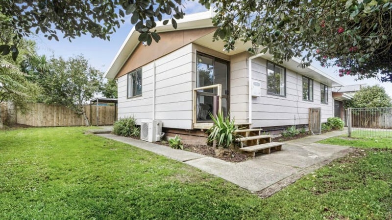 1 Oak Avenue, Nawton, Hamilton - Carousel 1