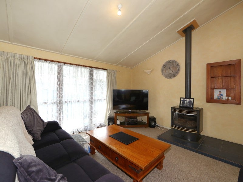 208 Sunnybank Crescent, Camberley, Hastings - Carousel 21
