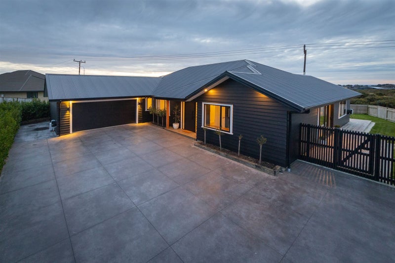 21 Monaco Grove, Fitzherbert, Palmerston North - Carousel 1
