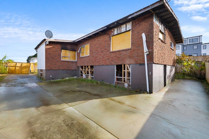 13 Cedar Heights Avenue, Massey, Auckland - Carousel 1