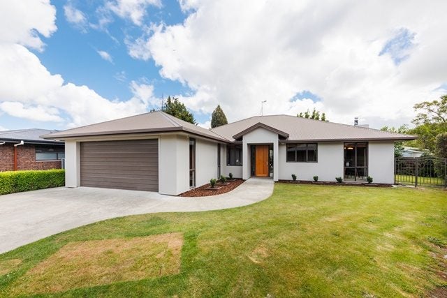 23 Opawa Place, Terrace End, Palmerston North - Carousel 1