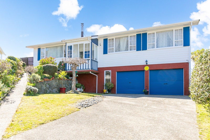 24 Turriff Crescent, Tawa, Wellington - Carousel 1