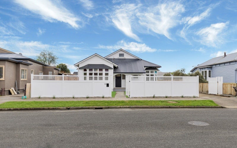 11 Rosalie Terrace, Kelvin Grove, Palmerston North - Carousel 1