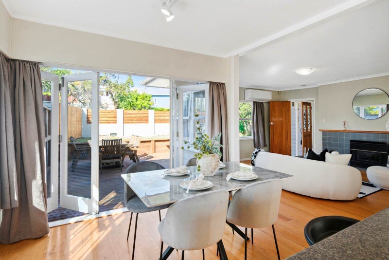 4 Madison Place, Forrest Hill, Auckland - Carousel 1