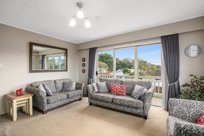 3 Mckelvey Place, Tawa, Wellington - Carousel 2