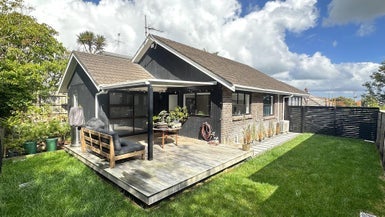 2/4 Fraser Road, Narrow Neck, Auckland - Carousel 1