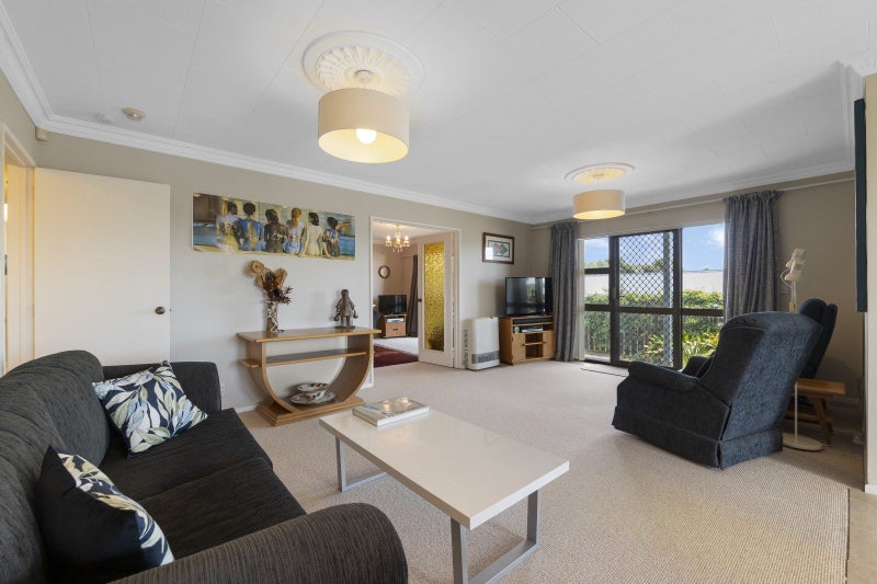 8 La Salle Drive, Westown, New Plymouth - Carousel 2