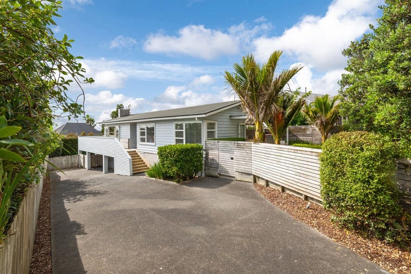 11 Woodside Avenue, Northcote, Auckland - Carousel 1