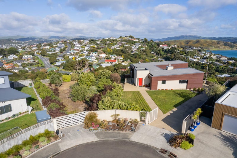 7 Lily Close, Camborne, Porirua - Carousel 2