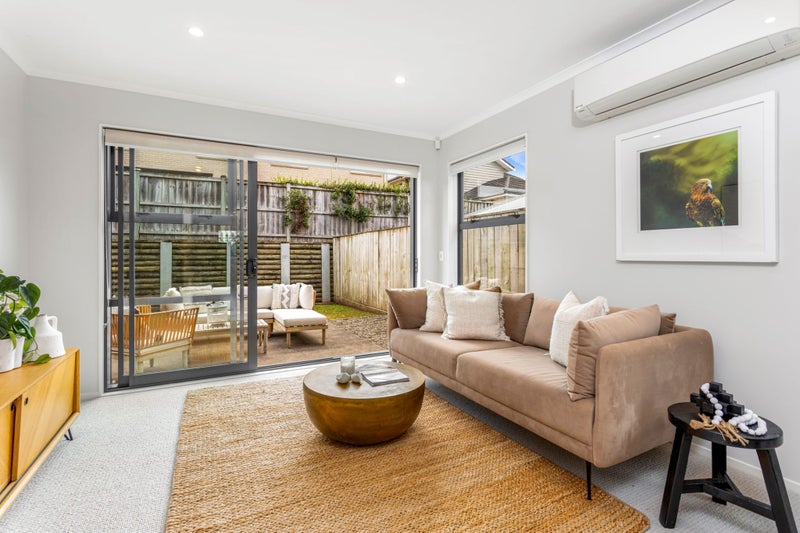 25 William Wallbank Crescent, Swanson, Auckland - Carousel 1