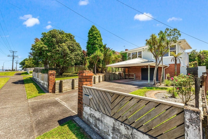 23 Gloria Avenue, Te Atatu Peninsula, Auckland - Carousel 1