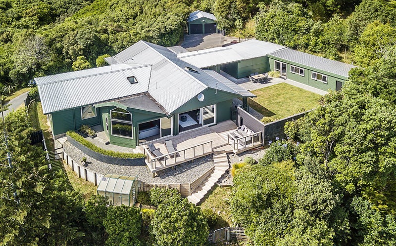 11 Wilmshurst Place, Tawa, Wellington - Carousel 1