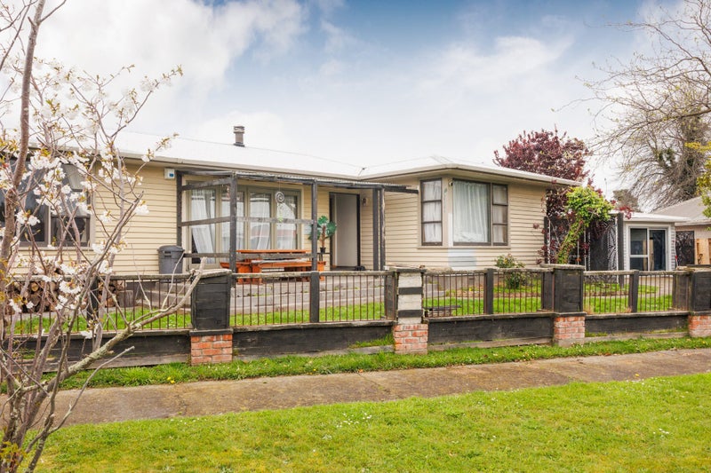 8 Flint Street, Milson, Palmerston North - Carousel 1