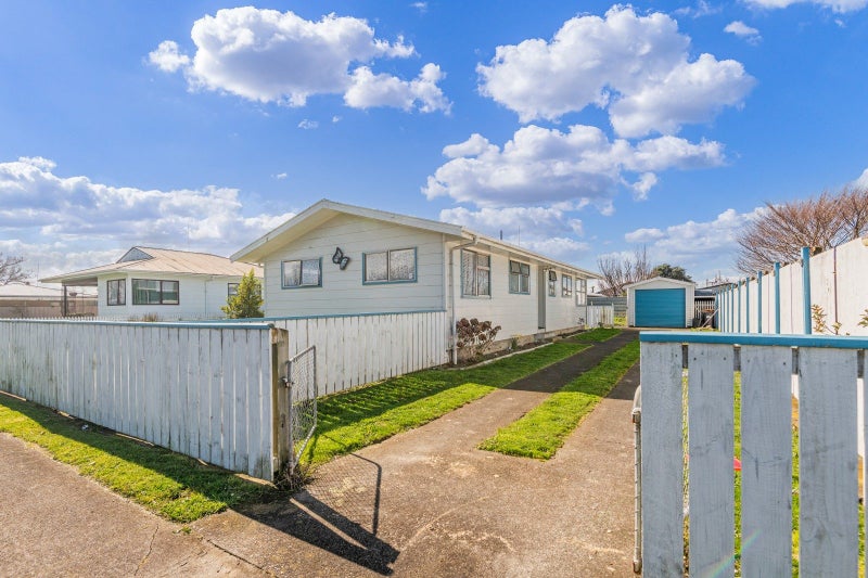5 Chatsworth Place, Highbury, Palmerston North - Carousel 1