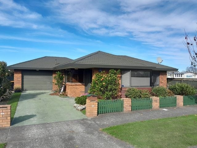 32 Beresford Street, Takaro, Palmerston North - Carousel 1