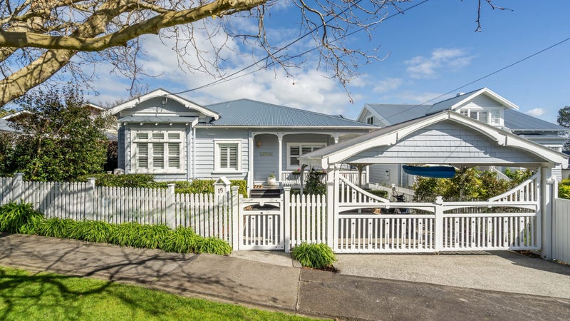 15 North Avenue, Narrow Neck, Auckland - Carousel 1