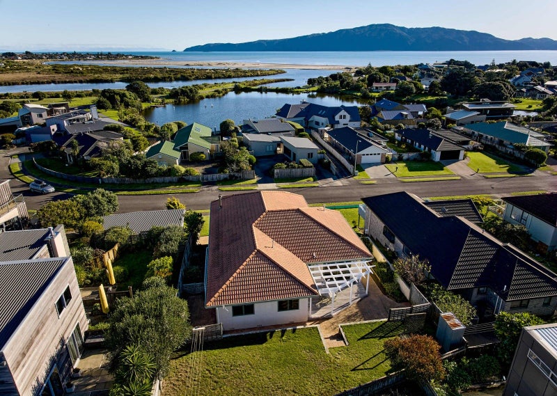 11 Major Durie Place, Waikanae Beach, Waikanae - Carousel 2