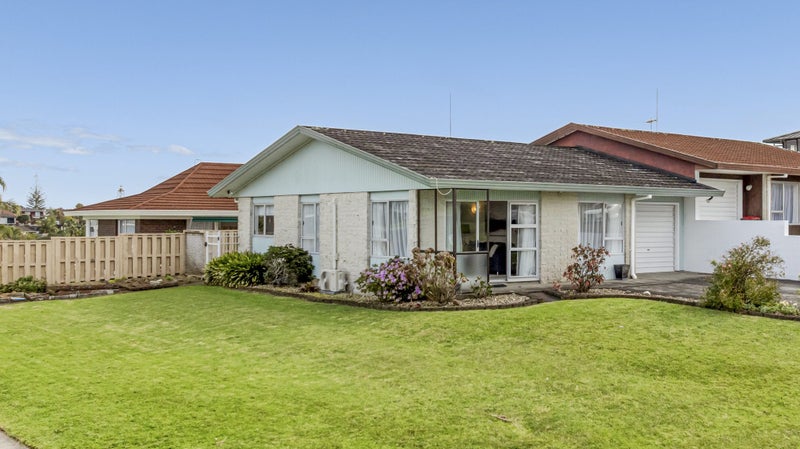 1/2 Pounamu Place, Shelly Park, Auckland - Carousel 1