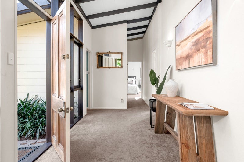 10 Burwood Place, Silverdale, Hamilton - Carousel 2