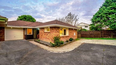 2/15 Carriage Close, Northpark, Auckland - Carousel 1