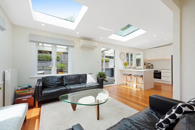 2 Highland Crescent, Wadestown, Wellington - Carousel 1