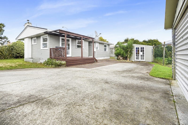 1 Kelvin Place, Hamilton East, Hamilton - Carousel 1