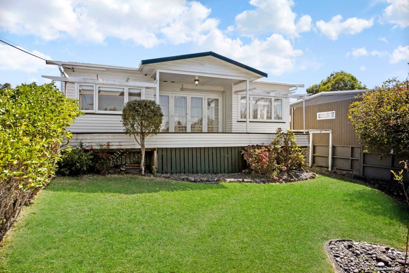 67 Cliff View Drive, Green Bay, Auckland - Carousel 1