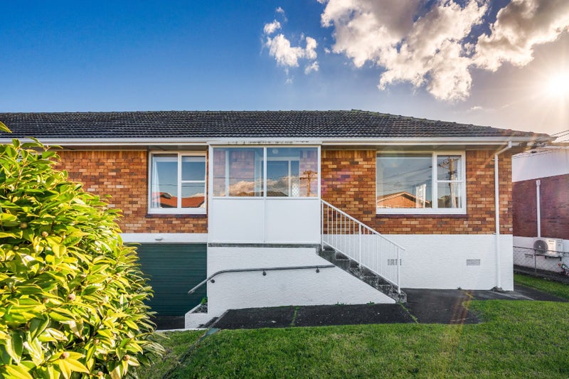 2/20 Warren Avenue, Three Kings, Auckland - Carousel 1