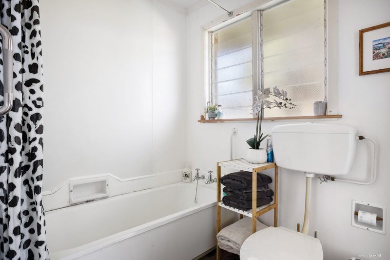 8 Kelvin Place, Hamilton East, Hamilton - Carousel 15