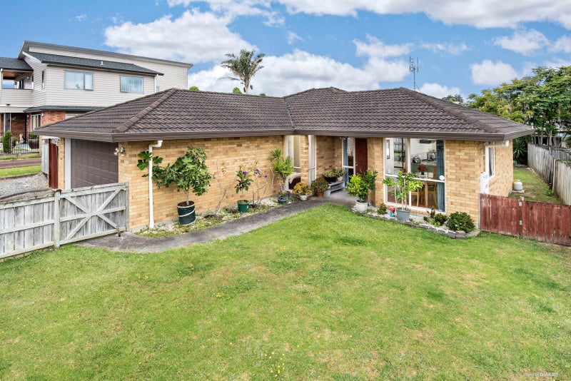 5 Arlose Place, Westgate, Auckland - Carousel 1