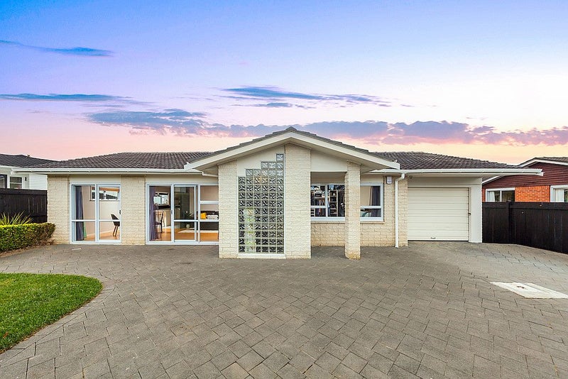 8 Oliver Twist Avenue, Mellons Bay, Auckland - Carousel 2
