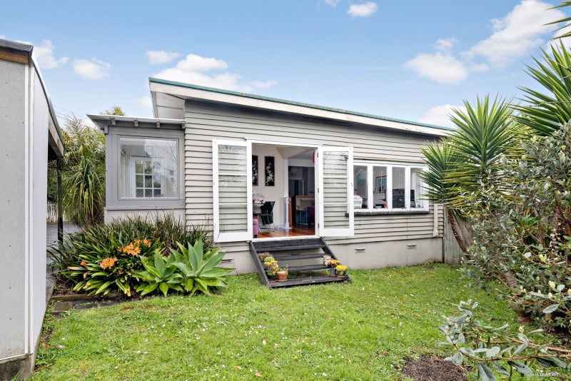 1/137A View Road, Sunnyvale, Auckland - Carousel 1