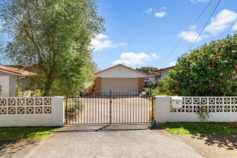 11 Taikata Rd, Te Atatu Peninsula, Waitakere - Carousel 1