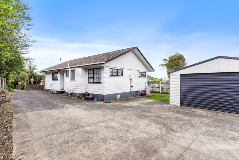 15 Landsdale Place, Massey, Auckland - Carousel 1