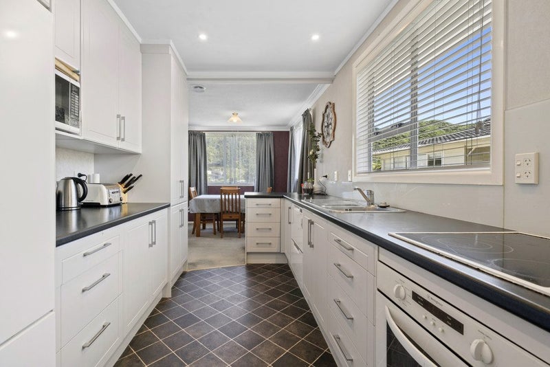 8 Omaha Grove, Totara Park, Upper Hutt - Carousel 2