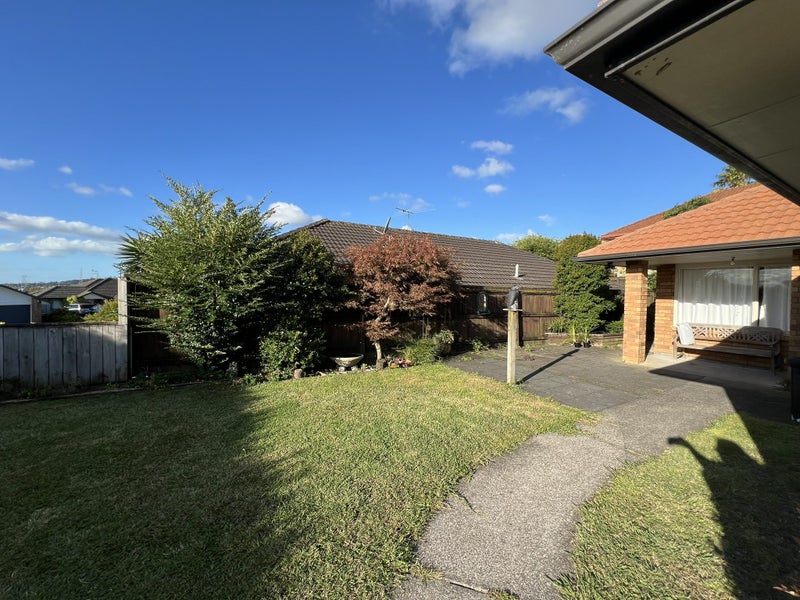 11 Earnslaw Crescent, Clover Park, Auckland - Carousel 1