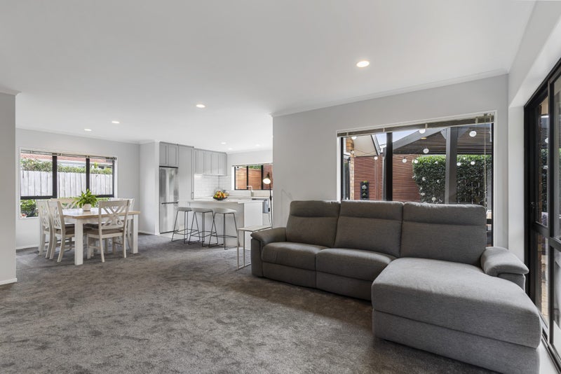 2/39 Oliver Street, Point Chevalier, Auckland - Carousel 2