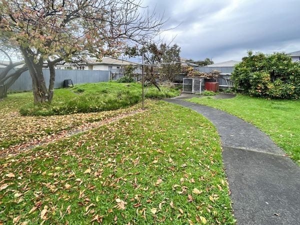 12 Sutherland Crescent, Westbrook, Palmerston North - Carousel 11
