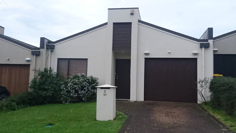 5 Bunker Rise, Golflands, Auckland - Carousel 1